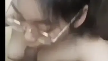 Bokep Indo Ayang Kacamata Cantik Sepong Kontol Kecil